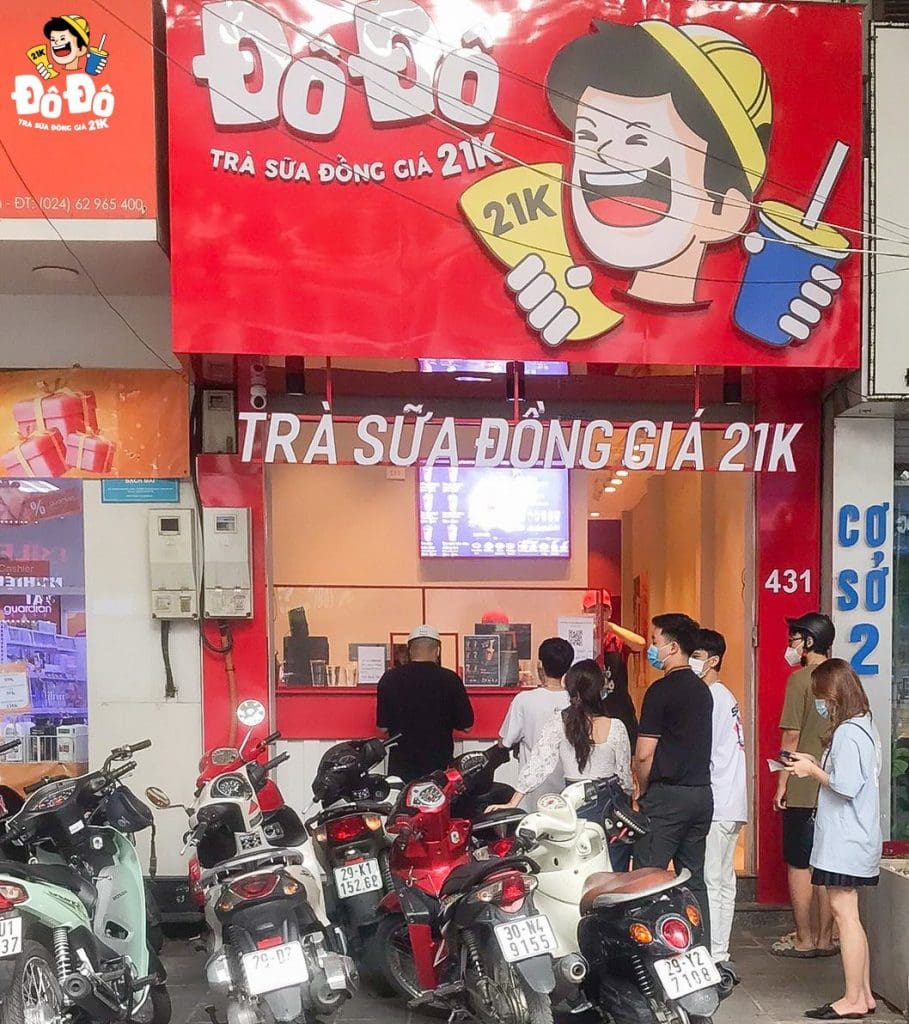 Hàng trăm cốc trà sữa Đô Đô được phát miễn phí cho khách hàng lần đầu tới cơ sở Đô Đô Bạch Mai.